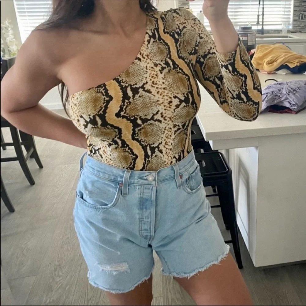 ❌SOLD❌NWOT One Shoulder Snake Skin Bodysuit - Picture 3 of 3